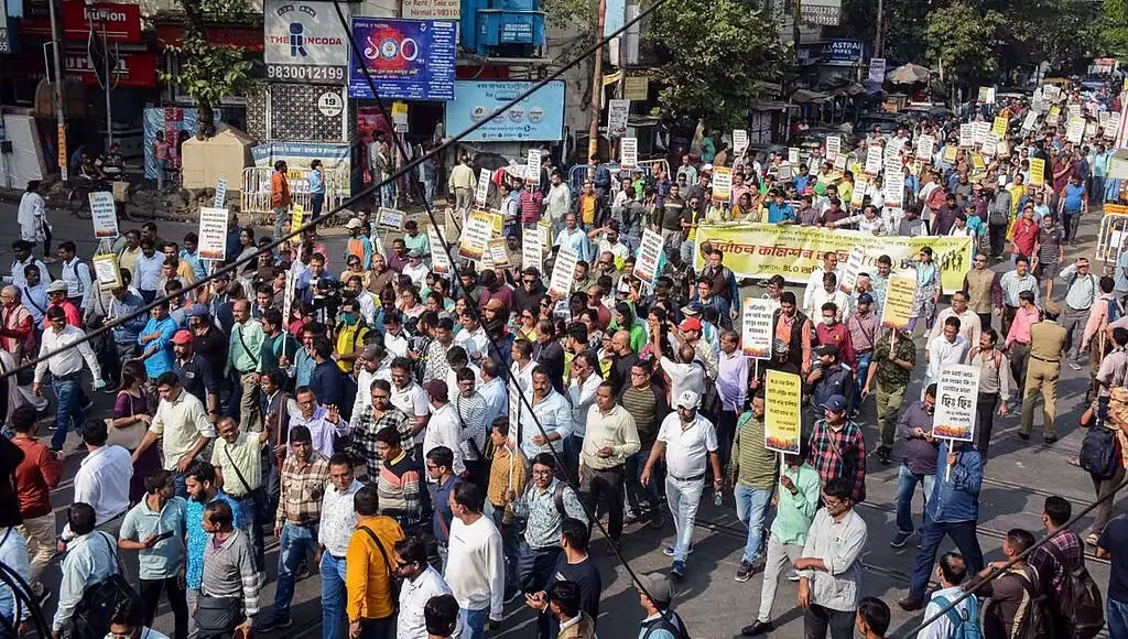 എസ്‌ഐആര്‍: ജോലി സമ്മര്‍ദ്ദം; ചീഫ് ഇലക്ടറല്‍ ഓഫീസറുടെ ഓഫീസിന് മുന്നില്‍ കുത്തിയിരിപ്പ് സമരം നടത്തി ബിഎല്‍ഒമാര്‍