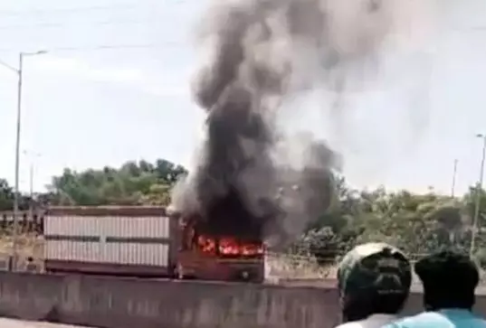 കാസര്‍കോട്ട് ഓടിക്കൊണ്ടിരുന്ന മീന്‍ലോറി കത്തിനശിച്ചു