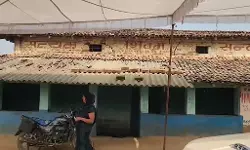 ഹോംവര്ക്ക് ചെയ്യാത്തതിന് നാലു വയസുകാരനെ മരത്തില് കെട്ടിതൂക്കി; അധ്യാപകര്ക്കെതിരേ കേസ് ഹോംവര്ക്ക് ചെയ്യാത്തതിന് നാലു വയസുകാരനെ മരത്തില് കെട്ടിതൂക്കി; അധ്യാപകര്ക്കെതിരേ കേസ്