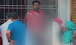 എസ്‌ഐആര്‍ ക്യാംപിനിടെ മുണ്ട് പൊക്കികാണിച്ച് ബിഎല്‍ഒ; ചുമതലയില്‍ നിന്ന് മാറ്റി