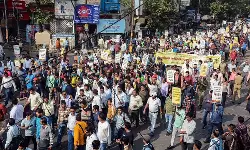 എസ്‌ഐആര്‍: ജോലി സമ്മര്‍ദ്ദം; ചീഫ് ഇലക്ടറല്‍ ഓഫീസറുടെ ഓഫീസിന് മുന്നില്‍ കുത്തിയിരിപ്പ് സമരം നടത്തി ബിഎല്‍ഒമാര്‍