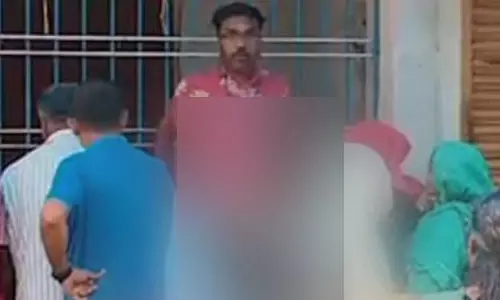 എസ്ഐആര് ക്യാംപിനിടെ മുണ്ട് പൊക്കികാണിച്ച് ബിഎല്ഒ; ചുമതലയില് നിന്ന് മാറ്റി എസ്ഐആര് ക്യാംപിനിടെ മുണ്ട് പൊക്കികാണിച്ച് ബിഎല്ഒ; ചുമതലയില് നിന്ന് മാറ്റി