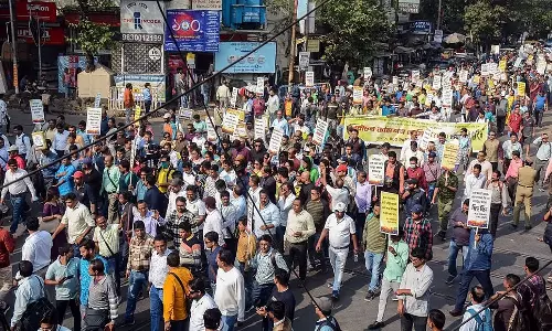 എസ്‌ഐആര്‍: ജോലി സമ്മര്‍ദ്ദം; ചീഫ് ഇലക്ടറല്‍ ഓഫീസറുടെ ഓഫീസിന് മുന്നില്‍ കുത്തിയിരിപ്പ് സമരം നടത്തി ബിഎല്‍ഒമാര്‍