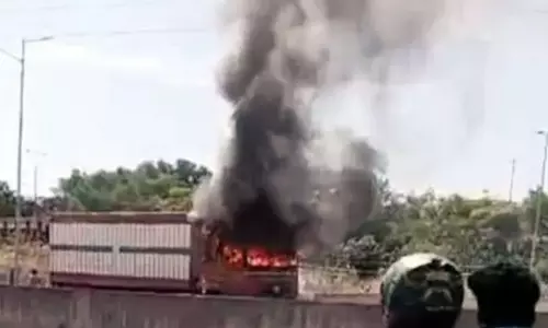 കാസര്‍കോട്ട് ഓടിക്കൊണ്ടിരുന്ന മീന്‍ലോറി കത്തിനശിച്ചു