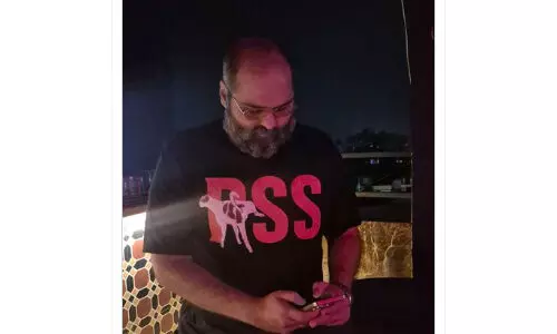 കോമഡി ക്ലബ്ബില് എടുത്ത ചിത്രമല്ല ആര്എസ്എസ് വിരുദ്ധ ടി ഷര്ട്ടുമായി കുനാല് കമ്ര കോമഡി ക്ലബ്ബില് എടുത്ത ചിത്രമല്ല ആര്എസ്എസ് വിരുദ്ധ ടി ഷര്ട്ടുമായി കുനാല് കമ്ര