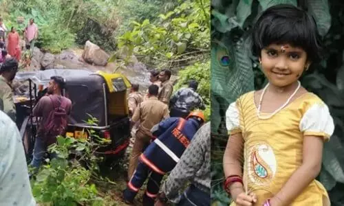 സ്കൂള് വിദ്യാര്ഥികള് സഞ്ചരിച്ച ഓട്ടോ തോട്ടിലേക്ക് മറിഞ്ഞ് ഒരുകുട്ടി മരിച്ചു, ഒരു കുട്ടിക്കായി തിരച്ചില് സ്കൂള് വിദ്യാര്ഥികള് സഞ്ചരിച്ച ഓട്ടോ തോട്ടിലേക്ക് മറിഞ്ഞ് ഒരുകുട്ടി മരിച്ചു, ഒരു കുട്ടിക്കായി തിരച്ചില്