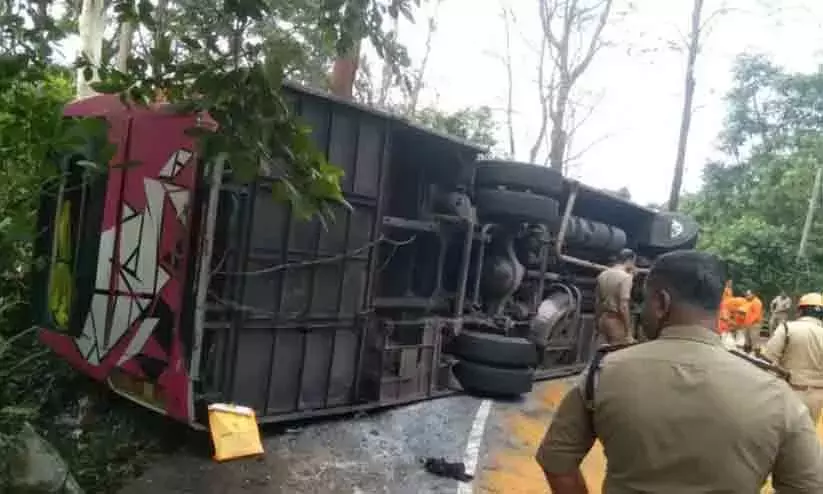 ശബരിമല തീര്ഥാടകര് സഞ്ചരിച്ച ബസ് മറിഞ്ഞ് നിരവധി പേര്ക്ക് പരിക്ക് ശബരിമല തീര്ഥാടകര് സഞ്ചരിച്ച ബസ് മറിഞ്ഞ് നിരവധി പേര്ക്ക് പരിക്ക്