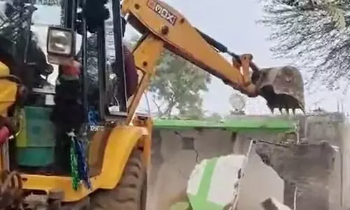 ലവ് ജിഹാദ് ആരോപണം; മുസ്‌ലിം യുവാവിന്റെ വീടിന് തീയിട്ട് ഹിന്ദുത്വര്‍, പിന്നാലെ വീട് പൊളിച്ച് പോലിസ്