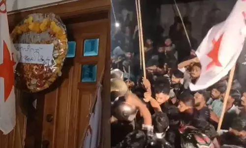 രാഹുല്‍ മാങ്കൂട്ടത്തിലിന്റെ ഓഫിസില്‍ റീത്ത് വെച്ച് ഡിവൈഎഫ്‌ഐ