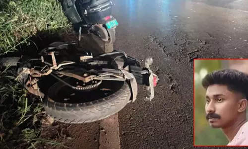 തെരുവുനായ കുറുകെ ചാടി; ബൈക്ക് നിയന്ത്രണംവിട്ട് യുവാവ് മരിച്ചു തെരുവുനായ കുറുകെ ചാടി; ബൈക്ക് നിയന്ത്രണംവിട്ട് യുവാവ് മരിച്ചു