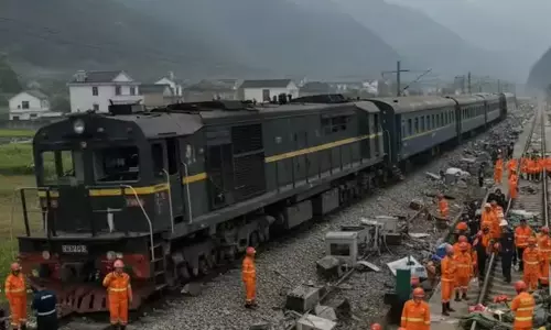 പരീക്ഷണയോട്ടം; ചൈനയില് ട്രെയിനിടിച്ച് 11 പേര് മരിച്ചു പരീക്ഷണയോട്ടം; ചൈനയില് ട്രെയിനിടിച്ച് 11 പേര് മരിച്ചു