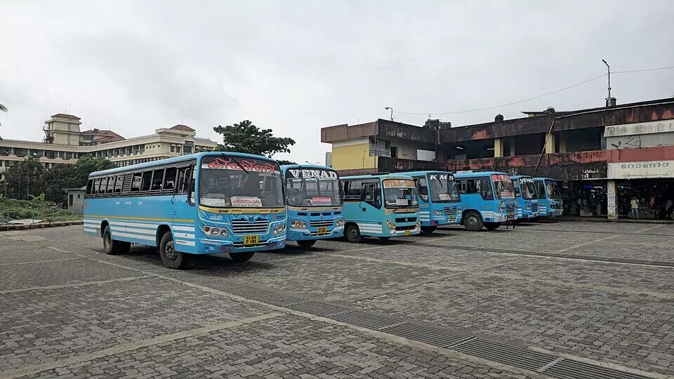 സ്വകാര്യ ബസ് നിയമലംഘനങ്ങള്ക്കെതിരേ കര്ശന നടപടി; നിരീക്ഷണസമിതികള് രൂപീകരിക്കണമെന്ന് മനുഷ്യാവകാശ കമ്മീഷന് സ്വകാര്യ ബസ് നിയമലംഘനങ്ങള്ക്കെതിരേ കര്ശന നടപടി; നിരീക്ഷണസമിതികള് രൂപീകരിക്കണമെന്ന് മനുഷ്യാവകാശ കമ്മീഷന്