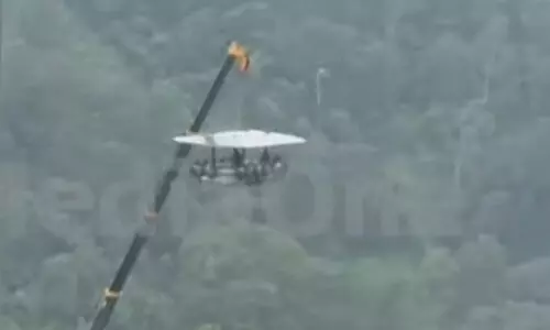 സ്‌കൈ ഡൈനിങ്ങിനിടെ അഞ്ച് പേര്‍ ക്രെയ്‌നില്‍ കുടുങ്ങി