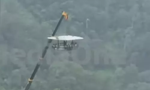 സ്‌കൈ ഡൈനിങ്ങിനിടെ അഞ്ച് പേര്‍ ക്രെയ്‌നില്‍ കുടുങ്ങി