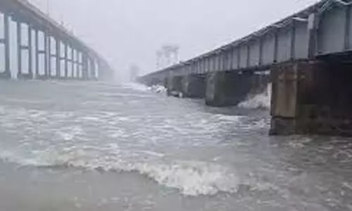 ഡിറ്റ്വാ ചുഴലിക്കാറ്റ്; തമിഴ്‌നാട്- പുതുച്ചേരി തീരങ്ങളില്‍ കനത്ത മഴ