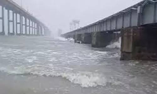 ഡിറ്റ്വാ ചുഴലിക്കാറ്റ്; തമിഴ്നാട്- പുതുച്ചേരി തീരങ്ങളില് കനത്ത മഴ ഡിറ്റ്വാ ചുഴലിക്കാറ്റ്; തമിഴ്നാട്- പുതുച്ചേരി തീരങ്ങളില് കനത്ത മഴ
