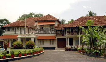 2 മണിക്ക് മുമ്പ് ബോംബ് പൊട്ടും; തിരുവനന്തപുരത്ത് രണ്ടിടത്ത് ബോംബു ഭീഷണി