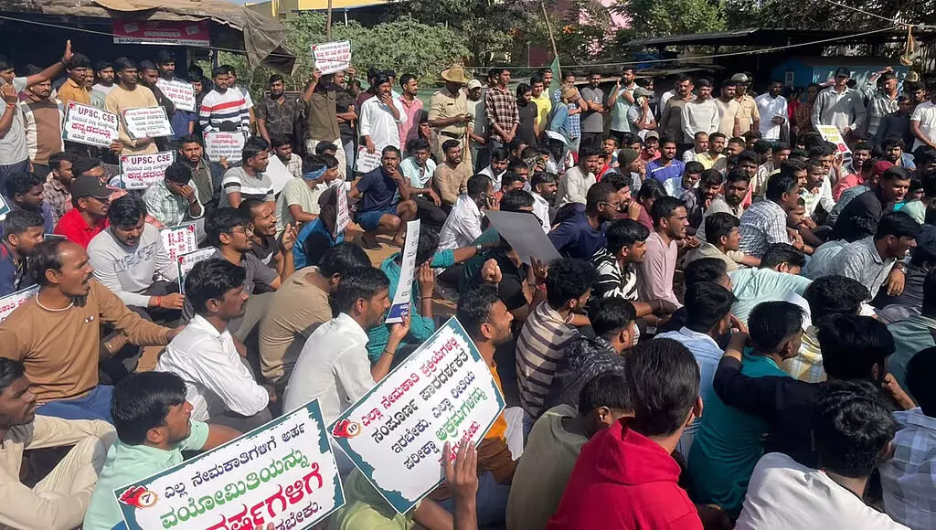 എസ്‌ഐആര്‍: തിരഞ്ഞെടുപ്പ് കമ്മീഷണറുടെ ഓഫീസിനുമുന്നില്‍ ബിഎല്‍ഒമാരുടെ പ്രതിഷേധം