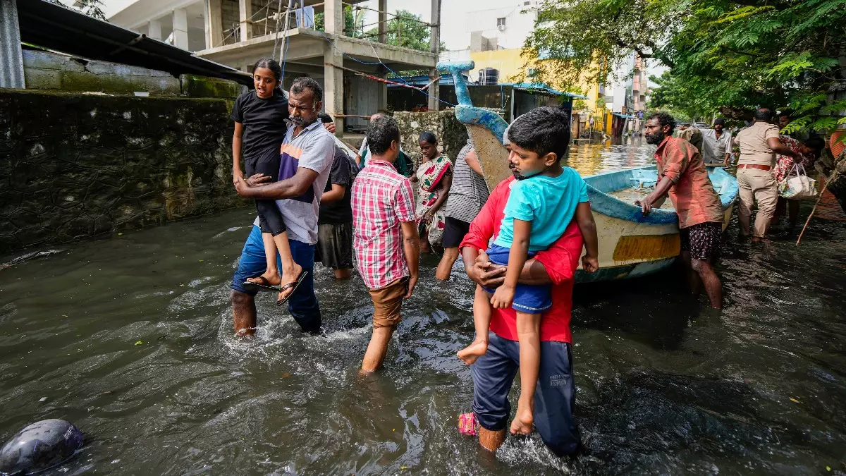 ചെന്നൈയില് കനത്ത മഴ; പ്രളയ മുന്നറിയിപ്പ്, ചൊവ്വാഴ്ച സ്കൂളുകള്ക്കും കോളജുകള്ക്കും അവധി ചെന്നൈയില് കനത്ത മഴ; പ്രളയ മുന്നറിയിപ്പ്, ചൊവ്വാഴ്ച സ്കൂളുകള്ക്കും കോളജുകള്ക്കും അവധി