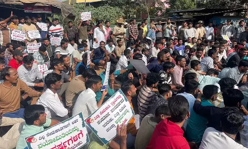 എസ്ഐആര്: തിരഞ്ഞെടുപ്പ് കമ്മീഷണറുടെ ഓഫീസിനുമുന്നില് ബിഎല്ഒമാരുടെ പ്രതിഷേധം എസ്ഐആര്: തിരഞ്ഞെടുപ്പ് കമ്മീഷണറുടെ ഓഫീസിനുമുന്നില് ബിഎല്ഒമാരുടെ പ്രതിഷേധം