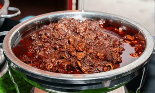 വിവാഹ വിരുന്നില് ബീഫ് വിളമ്പിയെന്ന് ആരോപിച്ച് സംഘര്ഷം; സാമ്പിള് പരിശോധനക്ക് അയച്ചു വിവാഹ വിരുന്നില് ബീഫ് വിളമ്പിയെന്ന് ആരോപിച്ച് സംഘര്ഷം; സാമ്പിള് പരിശോധനക്ക് അയച്ചു