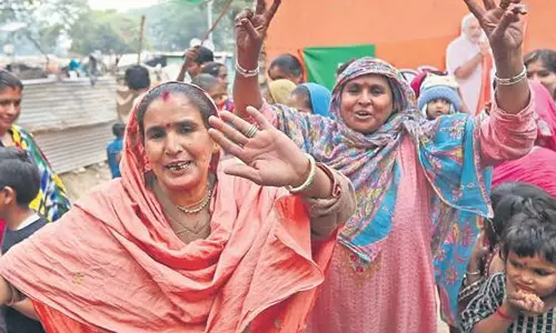 12 ബംഗ്ലാദേശി ഹിന്ദു കുടുംബങ്ങള്ക്ക് പൗരത്വം നല്കി 12 ബംഗ്ലാദേശി ഹിന്ദു കുടുംബങ്ങള്ക്ക് പൗരത്വം നല്കി