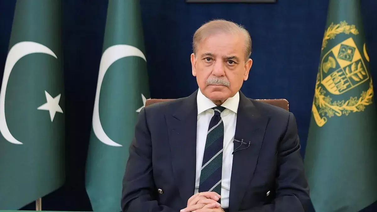 ആദ്യ പ്രതിരോധ സേനാ മേധാവിയായി അസിം മുനീറിനെ നിയമിക്കുന്നതിന്റെ വിജ്ഞാപനം പുറത്തിറങ്ങാനിരിക്കെ രാജ്യം വിട്ട് പാക് പ്രധാനമന്ത്രി