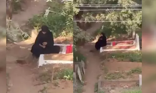 ഉമ്മ മരിച്ചിട്ട് മൂന്നു ദിവസമായിട്ടും ഖബറിന് സമീപത്ത് നിന്ന് മാറാതെ യുവതി (വീഡിയോ)