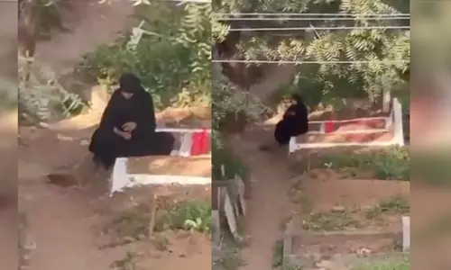 ഉമ്മ മരിച്ചിട്ട് മൂന്നു ദിവസമായിട്ടും ഖബറിന് സമീപത്ത് നിന്ന് മാറാതെ യുവതി (വീഡിയോ)