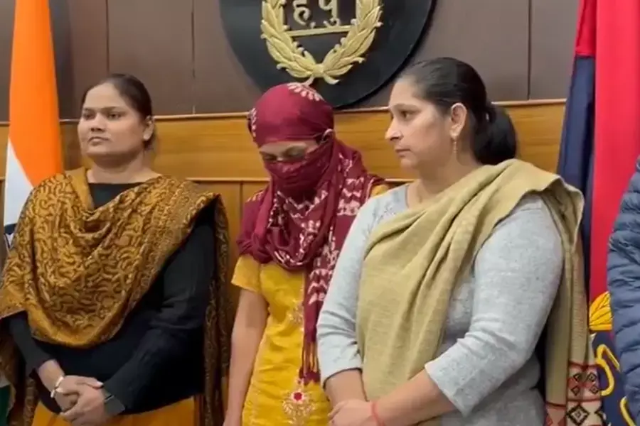 തന്നേക്കാള് സൗന്ദര്യം; സ്വന്തം മകന് ഉള്പ്പെടെ നാലു കുട്ടികളെ കൊലപ്പെടുത്തിയ സ്ത്രീ അറസ്റ്റില് തന്നേക്കാള് സൗന്ദര്യം; സ്വന്തം മകന് ഉള്പ്പെടെ നാലു കുട്ടികളെ കൊലപ്പെടുത്തിയ സ്ത്രീ അറസ്റ്റില്