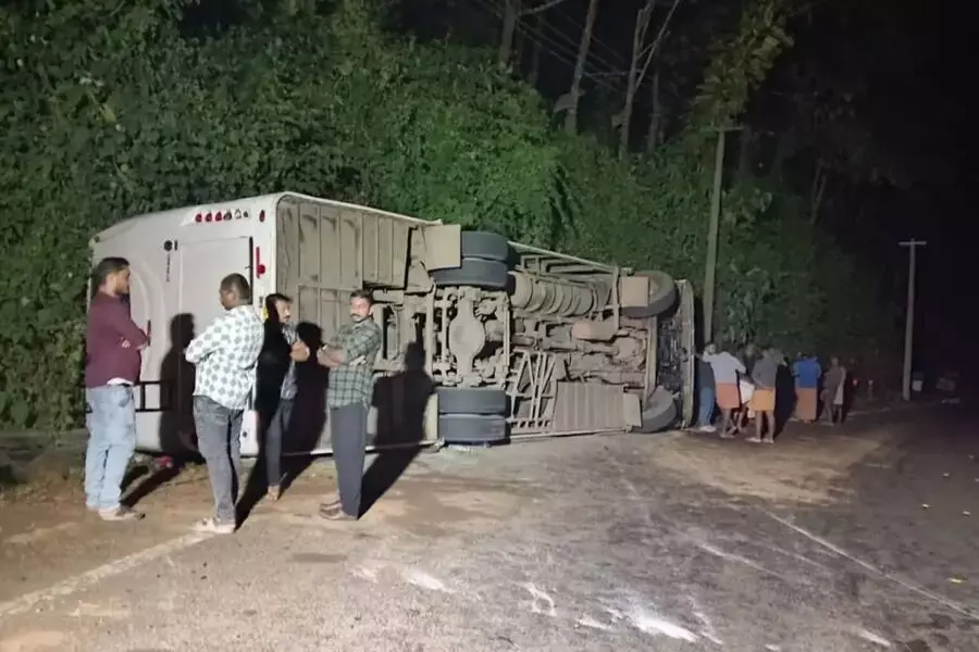 കോട്ടയത്ത് സ്‌ക്കൂള്‍ വിനോദയാത്രാസംഘത്തിന്റെ ബസ് അപകടത്തില്‍പ്പെട്ടു; 28 പേര്‍ക്ക് പരിക്ക്