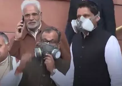 എംപി ഇമ്രാന്‍ മസൂദ് എത്തിയത് ഓക്‌സിജന്‍ സിലിണ്ടറുമായി; പാര്‍ലമെന്റില്‍ ശ്രദ്ധേയമായ രംഗങ്ങള്‍