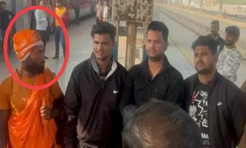 ട്രെയ്നില് സീറ്റ് കിട്ടിയില്ല; മുസ്ലിം യാത്രക്കാരെ തീവ്രവാദിയാക്കി ചിത്രീകരിച്ച് ഹിന്ദുത്വന് ട്രെയ്നില് സീറ്റ് കിട്ടിയില്ല; മുസ്ലിം യാത്രക്കാരെ തീവ്രവാദിയാക്കി ചിത്രീകരിച്ച് ഹിന്ദുത്വന്