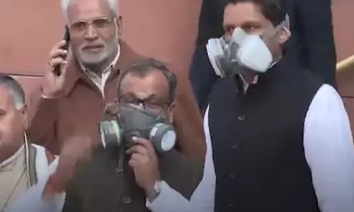 എംപി ഇമ്രാന്‍ മസൂദ് എത്തിയത് ഓക്‌സിജന്‍ സിലിണ്ടറുമായി; പാര്‍ലമെന്റില്‍ ശ്രദ്ധേയമായ രംഗങ്ങള്‍