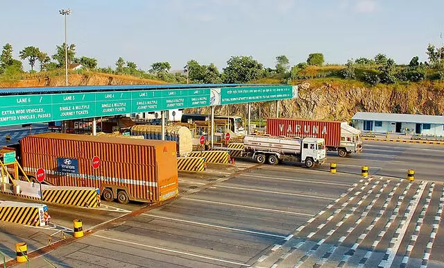 ഒരു വര്‍ഷത്തിനുള്ളില്‍ ടോള്‍ ബൂത്തുകള്‍ നിര്‍ത്തലാക്കും, പകരം തടസ്സമില്ലാത്ത സംവിധാനം: നിതിന്‍ ഗഡ്കരി