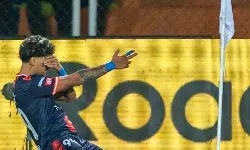 സൂപര് ലീഗ് കേരള; കൊച്ചിയെ വീഴ്ത്തി മലപ്പുറം സെമിയില്, ഹാട്രിക്കുമായി ജോണ് കെന്നഡി സൂപര് ലീഗ് കേരള; കൊച്ചിയെ വീഴ്ത്തി മലപ്പുറം സെമിയില്, ഹാട്രിക്കുമായി ജോണ് കെന്നഡി