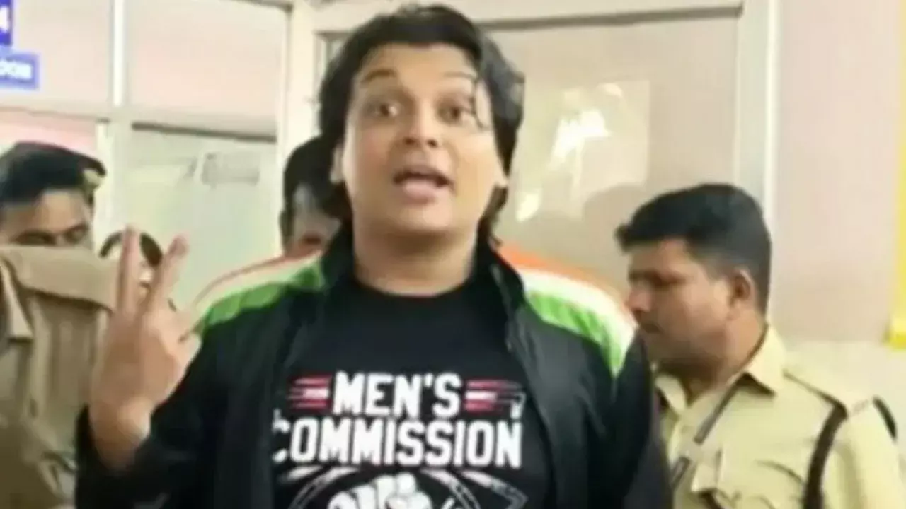 രാഹുല്‍ ഈശ്വറിനെ മെഡിക്കല്‍ കോളജില്‍ അഡ്മിറ്റ് ചെയ്തു