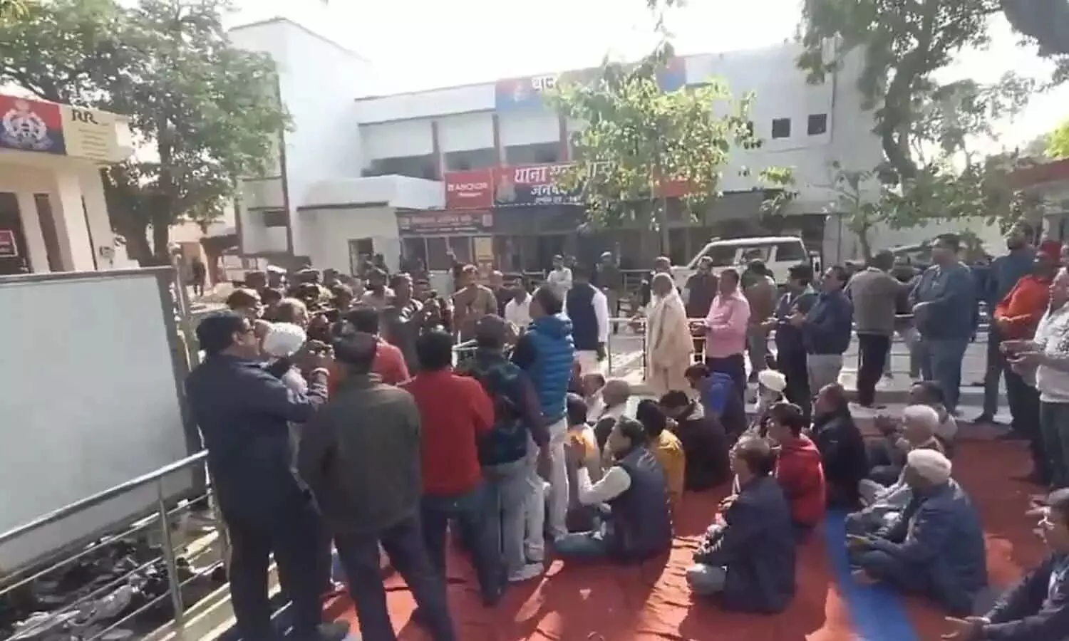 ഉത്തര്പ്രദേശില് ഹിന്ദു കുടുംബം വിറ്റ വീട് മുസ്ലിം വ്യക്തി വാങ്ങി; പ്രതിഷേധവുമായി ഹിന്ദുത്വ സംഘടനകള് ഉത്തര്പ്രദേശില് ഹിന്ദു കുടുംബം വിറ്റ വീട് മുസ്ലിം വ്യക്തി വാങ്ങി; പ്രതിഷേധവുമായി ഹിന്ദുത്വ സംഘടനകള്