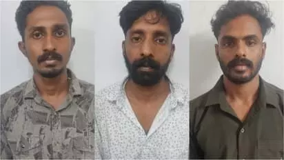 വീട്ടുമുറ്റത്ത് നിര്ത്തിയിട്ട കാര് പെട്രോളൊഴിച്ച് കത്തിച്ച കേസ്: മൂന്ന് യുവാക്കള് അറസ്റ്റില് വീട്ടുമുറ്റത്ത് നിര്ത്തിയിട്ട കാര് പെട്രോളൊഴിച്ച് കത്തിച്ച കേസ്: മൂന്ന് യുവാക്കള് അറസ്റ്റില്