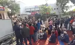 ഉത്തര്പ്രദേശില് ഹിന്ദു കുടുംബം വിറ്റ വീട് മുസ്ലിം വ്യക്തി വാങ്ങി; പ്രതിഷേധവുമായി ഹിന്ദുത്വ സംഘടനകള് ഉത്തര്പ്രദേശില് ഹിന്ദു കുടുംബം വിറ്റ വീട് മുസ്ലിം വ്യക്തി വാങ്ങി; പ്രതിഷേധവുമായി ഹിന്ദുത്വ സംഘടനകള്