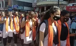 കാവി ഷാളുകള് ധരിച്ച് കോളജിലെത്തി ഹിന്ദു പെണ്കുട്ടികള്, സംഘര്ഷം കാവി ഷാളുകള് ധരിച്ച് കോളജിലെത്തി ഹിന്ദു പെണ്കുട്ടികള്, സംഘര്ഷം