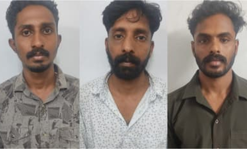 വീട്ടുമുറ്റത്ത് നിര്‍ത്തിയിട്ട കാര്‍ പെട്രോളൊഴിച്ച് കത്തിച്ച കേസ്: മൂന്ന് യുവാക്കള്‍ അറസ്റ്റില്‍