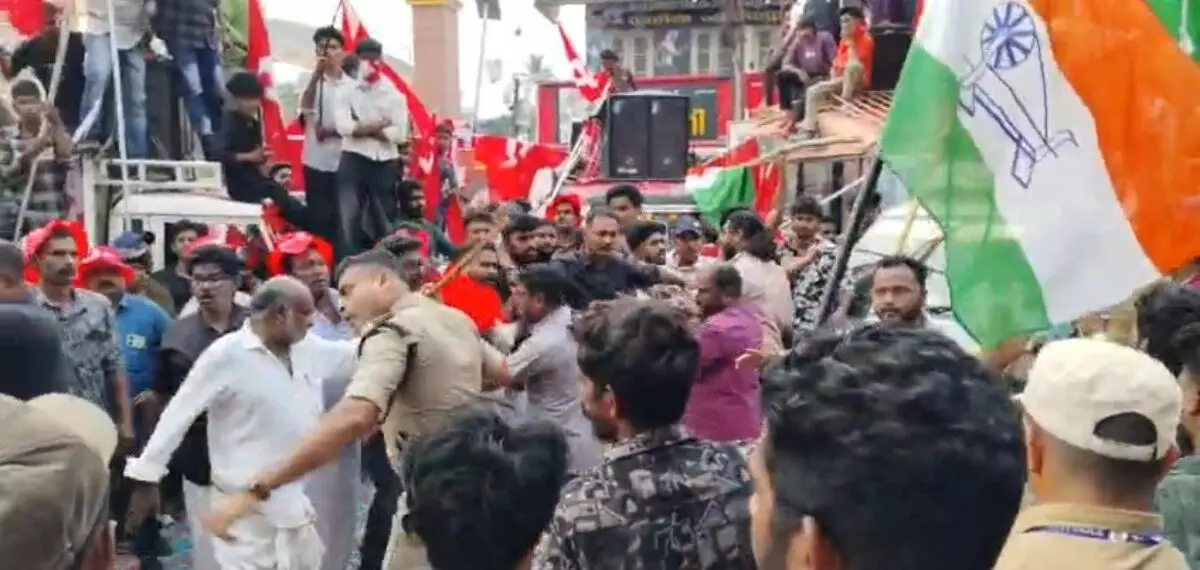 തദ്ദേശ തിരഞ്ഞെടുപ്പ്; തിരുവനന്തപുരത്ത് കലാശക്കൊട്ടിനിടെ എല്ഡിഎഫ്-യുഡിഎഫ് സംഘര്ഷം തദ്ദേശ തിരഞ്ഞെടുപ്പ്; തിരുവനന്തപുരത്ത് കലാശക്കൊട്ടിനിടെ എല്ഡിഎഫ്-യുഡിഎഫ് സംഘര്ഷം