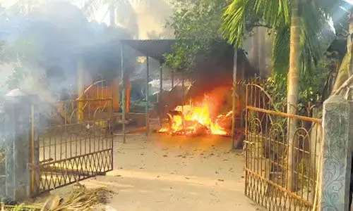 ഒഡീഷയില് ബംഗാളി സംസാരിക്കുന്നവരുടെ ഗ്രാമത്തിന് തീയിട്ടു ഒഡീഷയില് ബംഗാളി സംസാരിക്കുന്നവരുടെ ഗ്രാമത്തിന് തീയിട്ടു