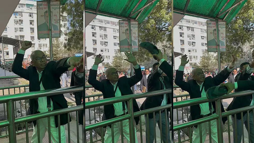 മുന് ചീഫ് ജസ്റ്റിസ് ബി ആര് ഗവായ്ക്കുനേരെ ഷൂ എറിയാന് ശ്രമിച്ച അഭിഭാഷകന് രാകേഷ് കിഷോറിനെ ചെരിപ്പുകൊണ്ട് അടിക്കാന് ശ്രമം മുന് ചീഫ് ജസ്റ്റിസ് ബി ആര് ഗവായ്ക്കുനേരെ ഷൂ എറിയാന് ശ്രമിച്ച അഭിഭാഷകന് രാകേഷ് കിഷോറിനെ ചെരിപ്പുകൊണ്ട് അടിക്കാന് ശ്രമം