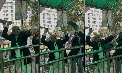 മുന്‍ ചീഫ് ജസ്റ്റിസ് ബി ആര്‍ ഗവായ്ക്കുനേരെ ഷൂ എറിയാന്‍ ശ്രമിച്ച അഭിഭാഷകന്‍ രാകേഷ് കിഷോറിനെ ചെരിപ്പുകൊണ്ട് അടിക്കാന്‍ ശ്രമം