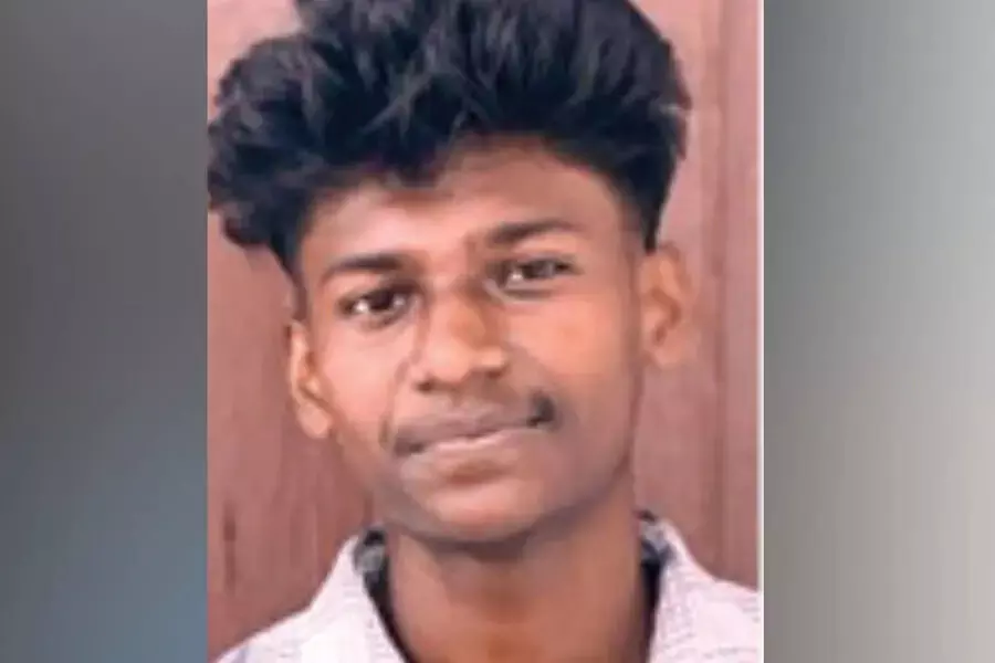 റോഡരികില് ഓട്ടോ പരിശോധിക്കുന്നതിനിടെ കാറിടിച്ച് യുവാവ് മരിച്ചു റോഡരികില് ഓട്ടോ പരിശോധിക്കുന്നതിനിടെ കാറിടിച്ച് യുവാവ് മരിച്ചു