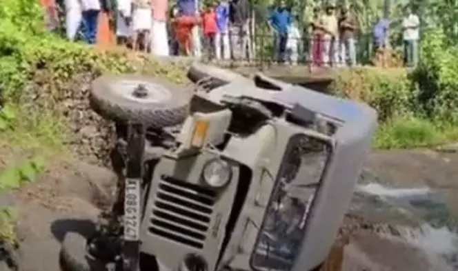 വോട്ടര്മാരുമായി വന്ന ജീപ്പ് പുഴയിലേക്ക് മറിഞ്ഞു; അഞ്ചുപേര്ക്ക് പരിക്ക് വോട്ടര്മാരുമായി വന്ന ജീപ്പ് പുഴയിലേക്ക് മറിഞ്ഞു; അഞ്ചുപേര്ക്ക് പരിക്ക്