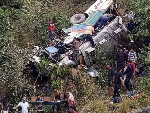 അരുണാചലില് ട്രക്ക് കൊക്കയിലേക്ക് മറിഞ്ഞ് അപകടം; 22 മരണം അരുണാചലില് ട്രക്ക് കൊക്കയിലേക്ക് മറിഞ്ഞ് അപകടം; 22 മരണം
