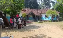 കോട്ടയത്ത് അധ്യാപികയെ ഭര്ത്താവ് സ്ക്കൂളില് കയറി ആക്രമിച്ചു കോട്ടയത്ത് അധ്യാപികയെ ഭര്ത്താവ് സ്ക്കൂളില് കയറി ആക്രമിച്ചു